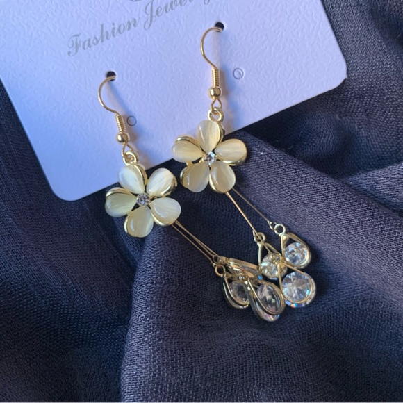 🌟2/$20🌟Luxury Opal Flower Earring - Picture 3 of 4